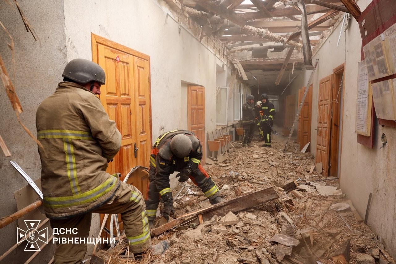 Рятувальники розбирають зруйнований коридор університетської будівлі